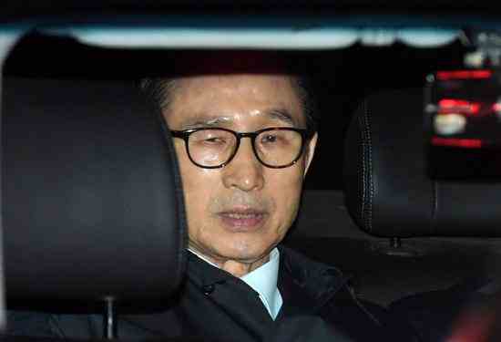 李明博3月22日被捕后移交拘留所。（韩联社）
